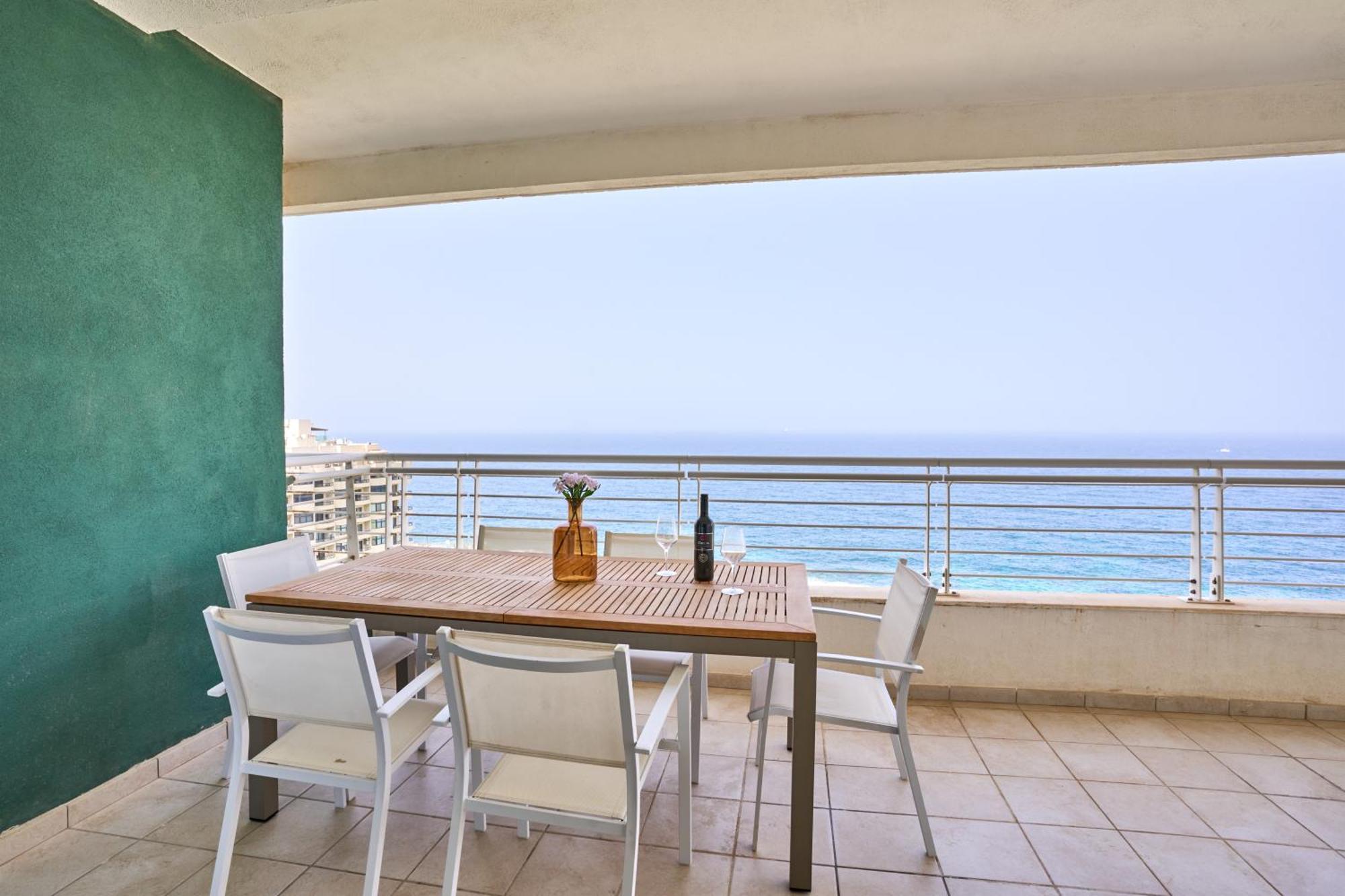 Stunning 3-Bedroom Seaview Retreat In Fort Cambridge Sliema Exterior photo