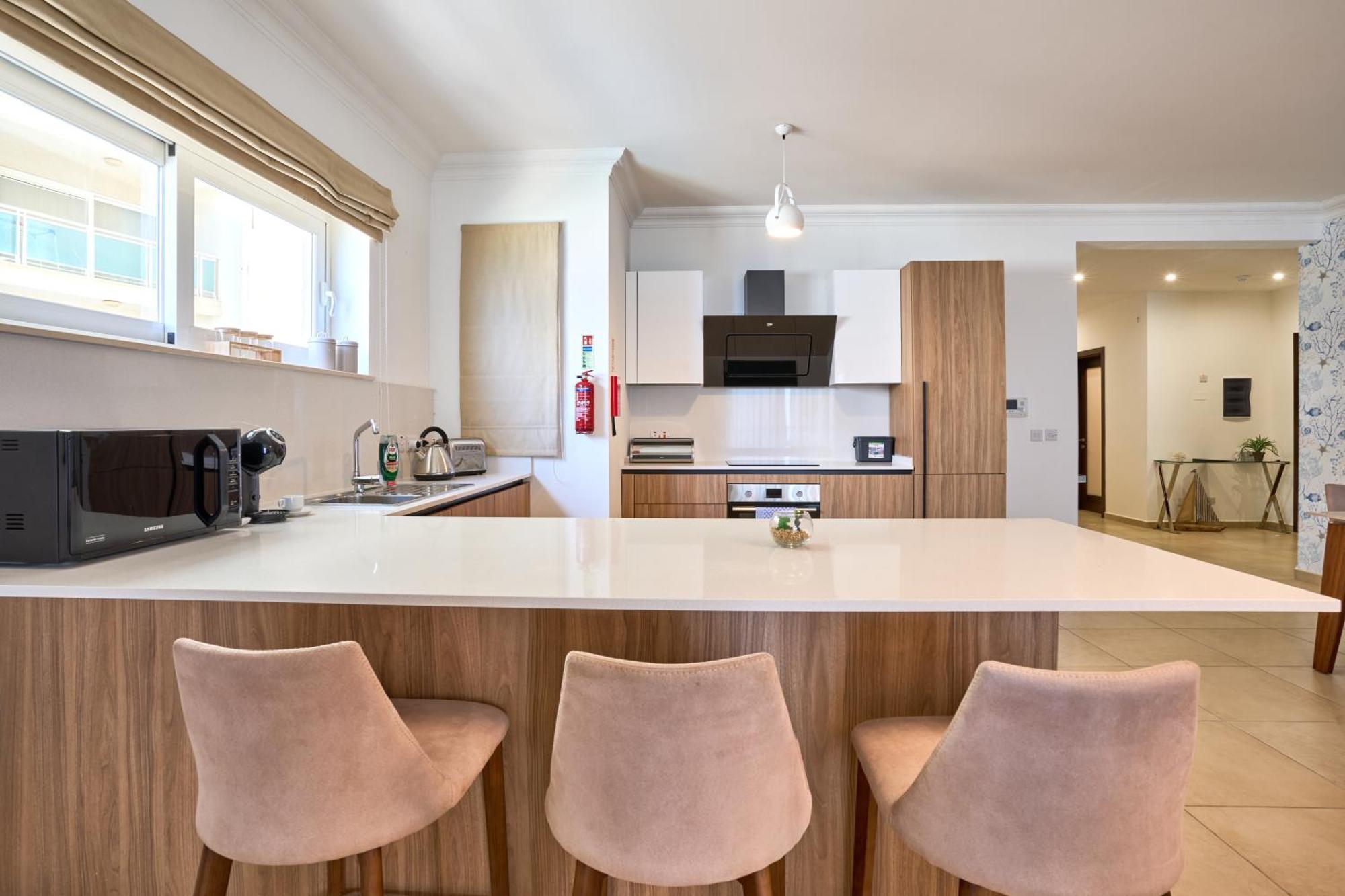 Stunning 3-Bedroom Seaview Retreat In Fort Cambridge Sliema Exterior photo